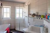 Badezimmer im DG mit Dusche und Wanne - 