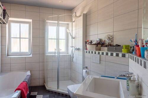 Badezimmer im DG mit Dusche und Wanne - 