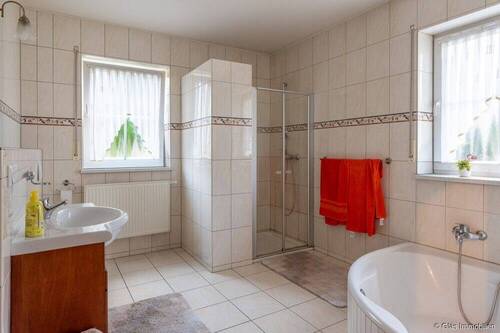 Badezimmer im EGmit Dusche und Wanne - 
