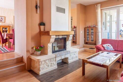 Wohnzimmer mit Kamin und Zugang zur überdachten Te - 9 Zimmer Mehrfamilienhaus, Wohnhaus in Wadgassen