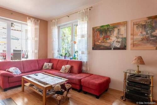 Wohnzimmer mit viel Licht - 