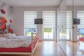 Schlafzimmer im EG mit Zugang auf die Terrasse - 