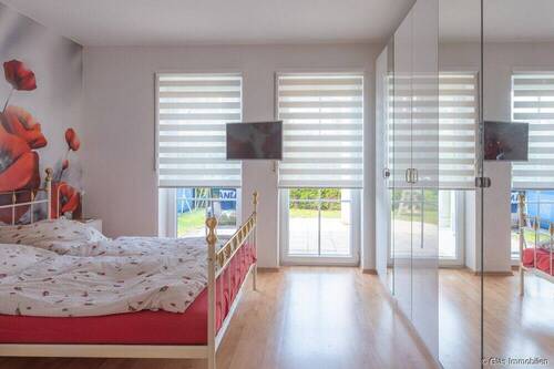 Schlafzimmer im EG mit Zugang auf die Terrasse - 