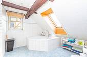 Badezimmer im Dachgeschoss - 
