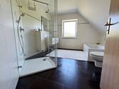 Mit Dusche und Badewanne - 