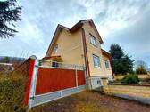 Einfahrt - Einfamilienhaus in Kraja: 6 Zimmer, Garten, Garage und viel Platz für die Familie
