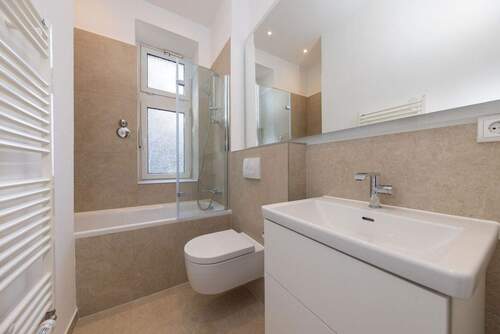 Tageslichtbad 1 mit Badewanne - 