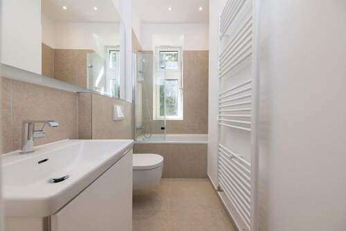 Tageslichtbad 2 mit Badewanne - 