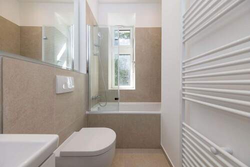 Tageslichtbad 2 mit Badewanne - 