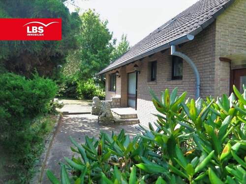 Hausseite - Einfamilienhaus mit unverbautem Blick und großzügiger Gartenvielfalt