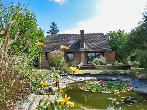 Hausseite mit Teich - 4 Zimmer Einfamilienhaus zum Kaufen in Wolfsburg