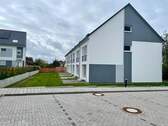 Außenansicht mit Parkplatz - Reihenmittelhaus mit 136,00 m² in Bad Segeberg zur Miete