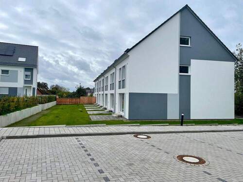 Außenansicht mit Parkplatz - Reihenmittelhaus mit 136,00 m² in Bad Segeberg zur Miete