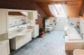 Badezimmer I - OG - 