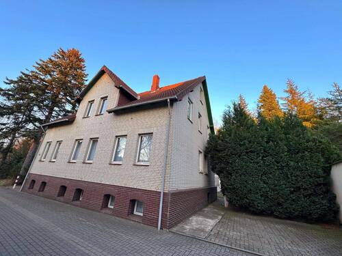 Hausansicht - Großzügiges Zweifamilienhaus mit Garage, Werkstatt und Ausbaupotenzial