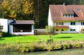 Ansicht - Traumhafte Lage an der Wiesent - Sanierungsbedürftige DHH mit Garage in Waischenfeld OT