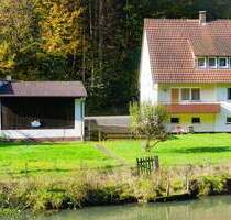 Traumhafte Lage an der Wiesent - Sanierungsbedürftige DHH mit Garage in Waischenfeld OT