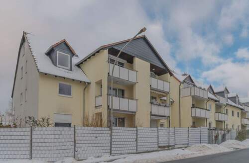 Außenansicht von der Straße - Charakter trifft Komfort: Helle 2-Zimmer-Wohnung mit Balkon