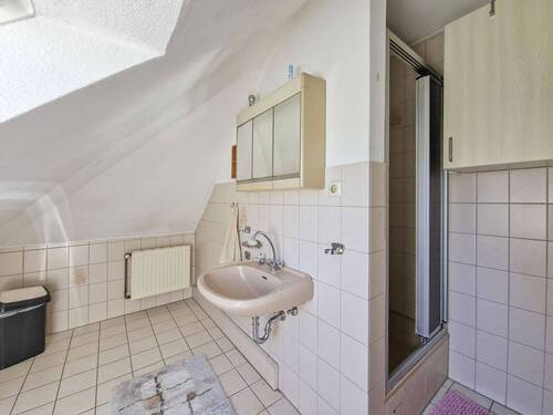 Badezimmer im Dachgeschoss - 