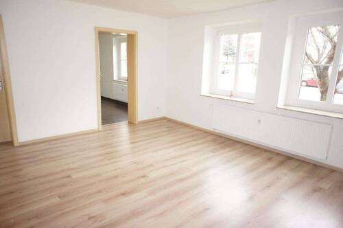 Wohnbereich mit Blick zur Küch - Schicke Singelwohnung frei ab 1.10.25 - große Küche - Bad mit Wanne