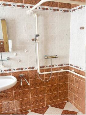 Wannenbadezimmer mit bodengleicher Dusche - 