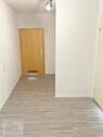 Flur Eingangsbereich mit Blick Richtung Kochnische - 