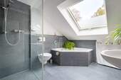 modernes Bad mit Eckbadewanne, Dusche, Fenster - 