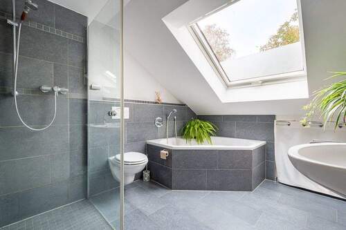 modernes Bad mit Eckbadewanne, Dusche, Fenster - 