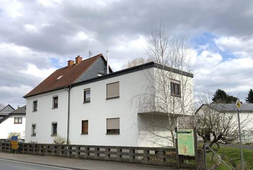 Straßenansicht mit Anbau - 6 Zimmer Einfamilienhaus zum Kaufen in Schöffengrund