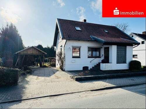 Ansicht von vorn - Gepfl. Familienhaus mit 6 Zimmern + Vollkeller und schönem Grundstück