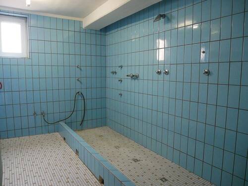 Duschbereich im Schwimmbad - 