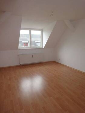 Zimmer2 - 3 Zimmer Etagenwohnung zur Miete in Chemnitz