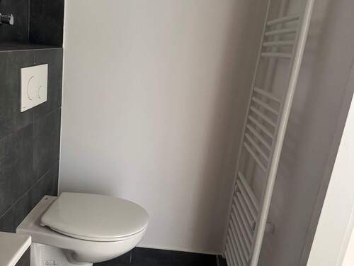 Hänge-WC u. Handtuchheizkörper - 
