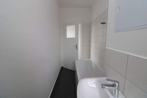 Beispiel Bad mit Wanne - 2 Zimmer Etagenwohnung zur Miete in Freiberg