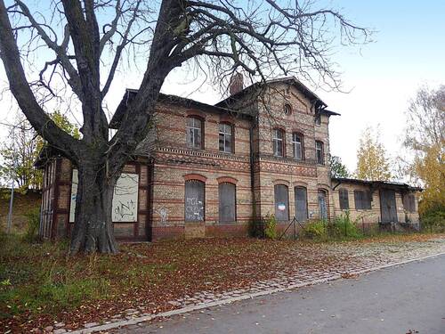 Blick auf das Bahnhofsgebäude - Ehemaliges Bahngebäude mit Güterschuppen und Nebengelass in Aschersleben