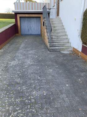 Hoffläche und Garage - Einfamilienhaus mit 176,70 m&sup2; in Lahnau zum Kaufen