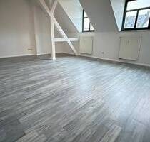 Wohnen im DG frei ab 1.10.25 - Küche mit Fenster + Bad mit Wanne - Chemnitz Altendorf