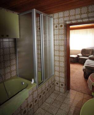 EG Bad mit Blick ins Wohnzimmer - 