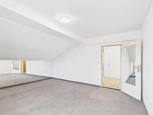 Wohnzimmer Richtung Flur - Sofort beziehbare 2-Zimmer Dachgeschoss Wohnung