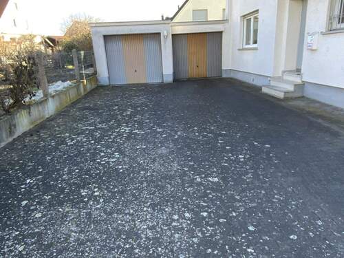 Große Hoffläche mit Doppelgarage - 