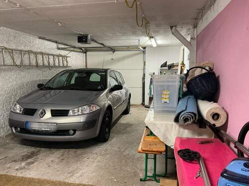 große Garage mit elektr. Garagentor - 