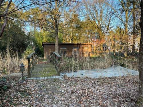 Blick in Garten mit Teich und Taubenschlag - 