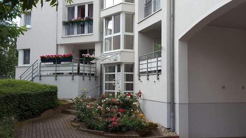 Hauseingang - Loggia rechts - 2 Zimmer Etagenwohnung in Leipzig