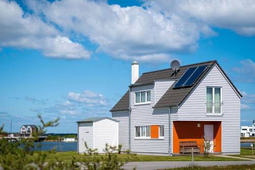 Hausansicht - Traumhaftes Ferienhaus mit Sauna, Kamin und Hafenpanorama