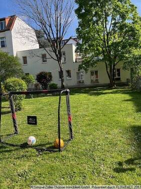 Blick in Garten - Etagenwohnung mit 74,00 m&sup2; in Leipzig zum Kaufen