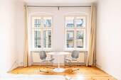 Schlafzimmer - ?? Stilvolle 2-Zimmer Altbauwohnung nahe Mauerpark - mit Dielenboden, EBK & Bad mit Fenster