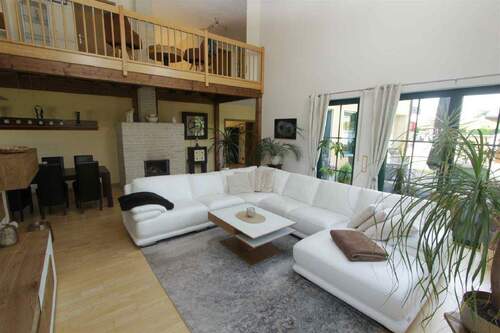 Wohnbereich m. Blick zur Galerie im OG - 4 Zimmer Einfamilienhaus in Halle (Saale)