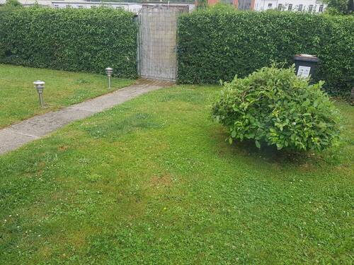 Teil des Gartens mit Sicht zum Ausgang zur Strasse_ji.jpg - Sehr attraktives Haus in ruhiger Lage von Rheinfelden!