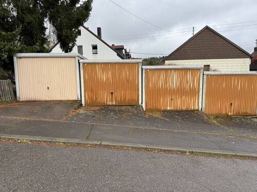 insgesamt 7 Garagen - 