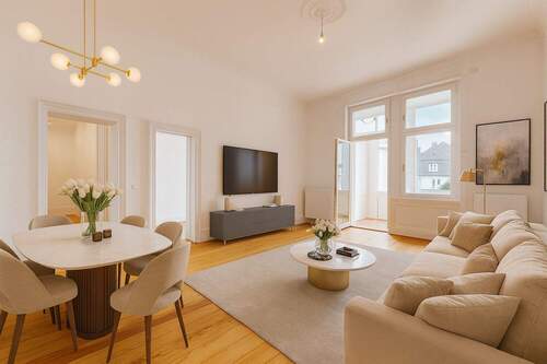 Wohn-/ Essbereich Visualisierung - Erstbezug nach Sanierung - Charmante Altbauwohnung mit drei Zimmern, Wintergarten, Balkon und Aufzug